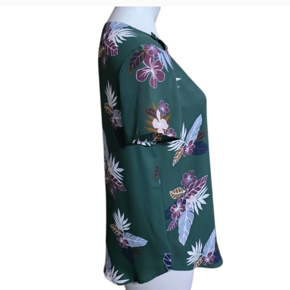 LOFT Floral Green Short Sleeve Blouse Button Shoulder Detail Size Small - Picture 8 of 9